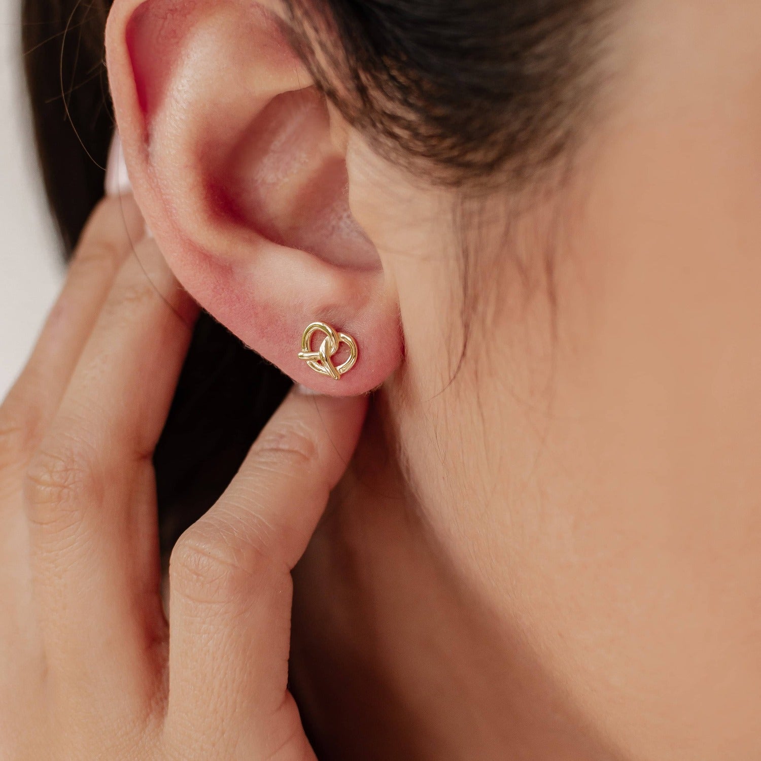 Pendiente de Botón Pretzel Plata de Ley 925